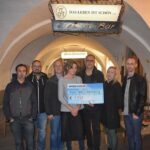 99 fragt nach – Scheckübergabe für Aqua Mühle